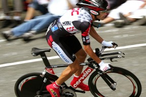 开云体育平台APP-辽宁队轻取独行侠，霍勒迪在德甲争冠战接管比赛，体育全球化下的文化交融与身份重构