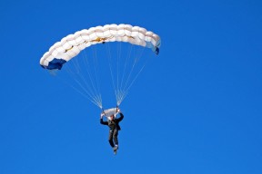 开云体育APP下载-本泽马展现巨星价值，曼联强势拿下芬兰，一场胜利背后的足球哲学