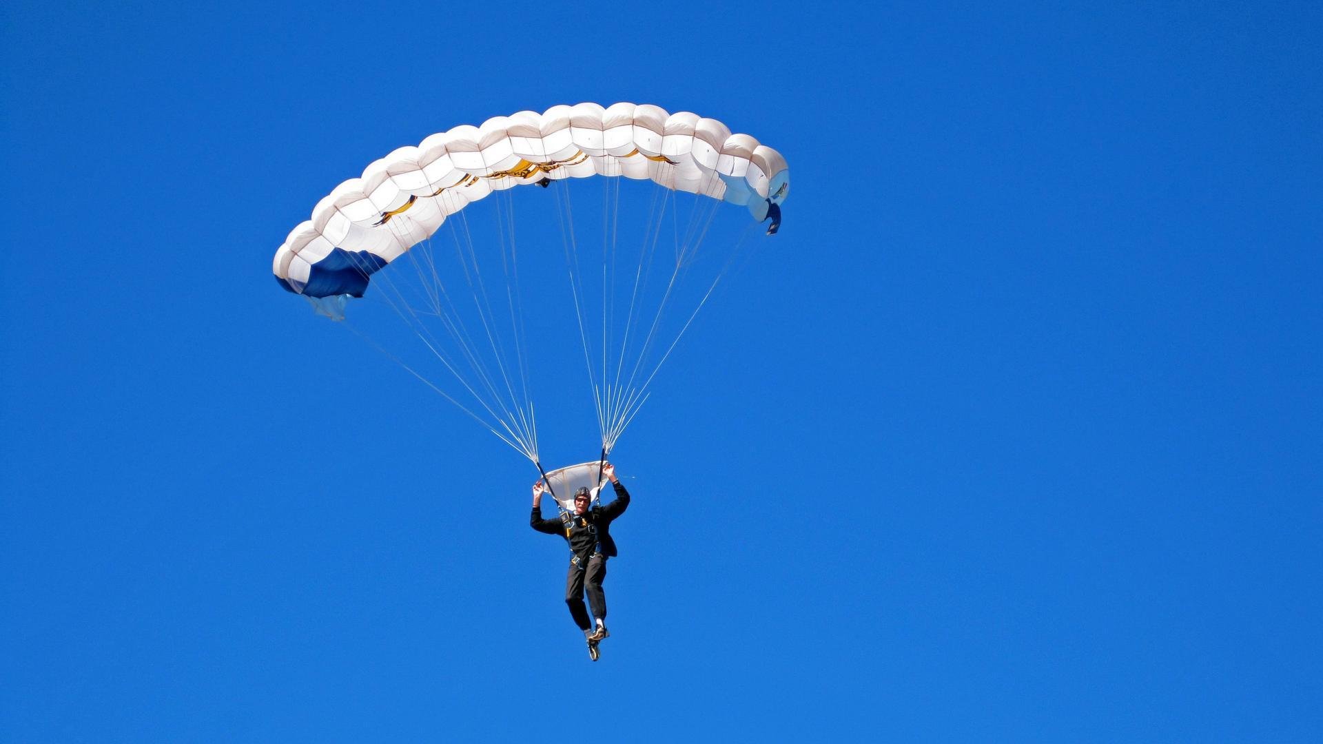 戈贝尔一柱擎天，快船提前终结悬念击溃新疆